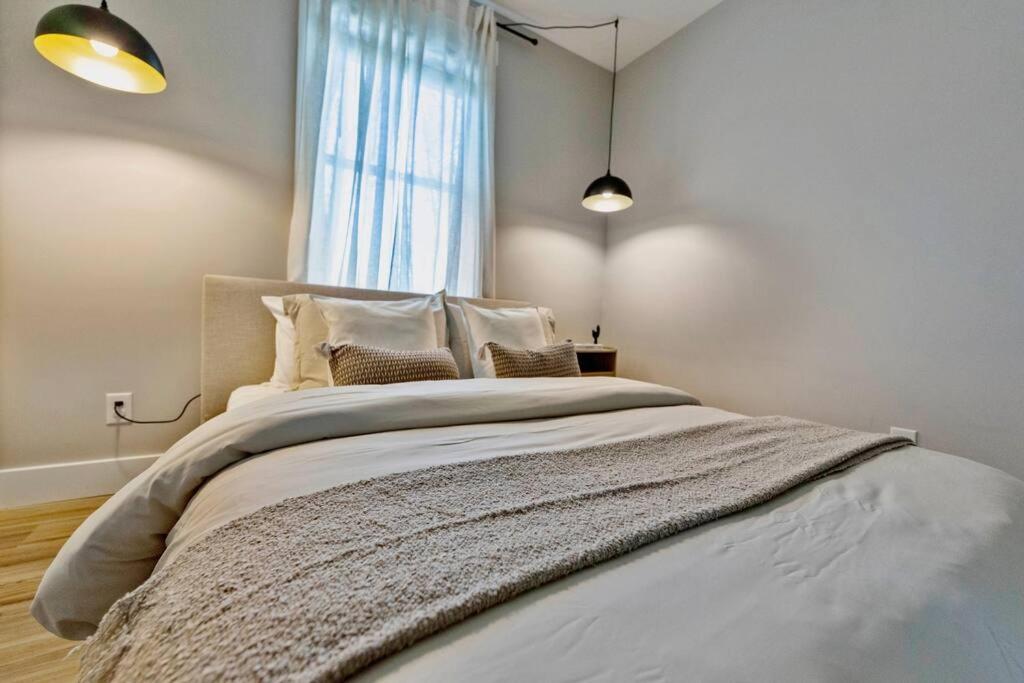Brand New Cozy Modern Bungalow W/Hot Tub+Movieroom 7 Min From Uptown Шарлът Екстериор снимка