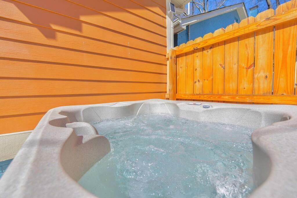 Brand New Cozy Modern Bungalow W/Hot Tub+Movieroom 7 Min From Uptown Шарлът Екстериор снимка