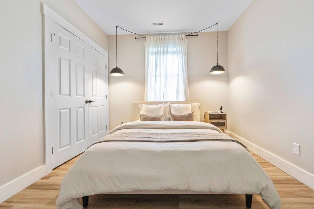 Brand New Cozy Modern Bungalow W/Hot Tub+Movieroom 7 Min From Uptown Шарлът Екстериор снимка