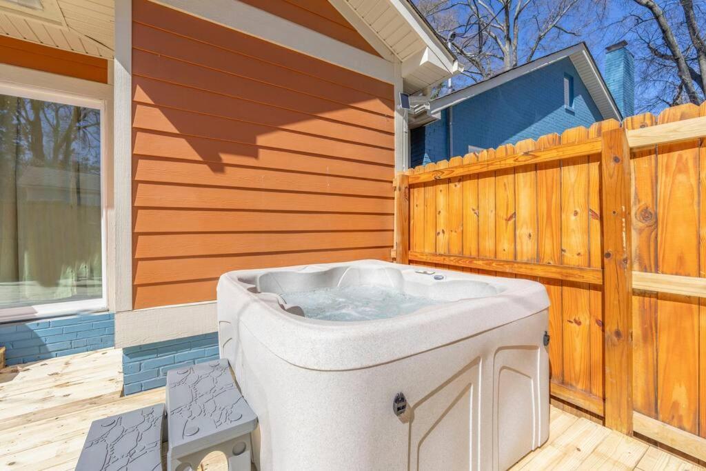 Brand New Cozy Modern Bungalow W/Hot Tub+Movieroom 7 Min From Uptown Шарлът Екстериор снимка